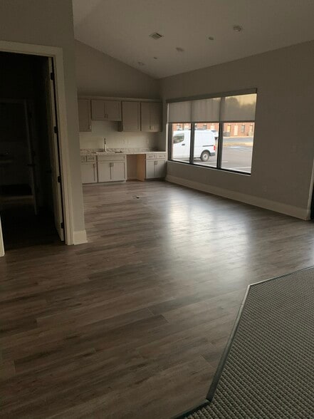 2714 West Oxford Loop, Oxford, MS for lease - Interior Photo - Image 2 of 3