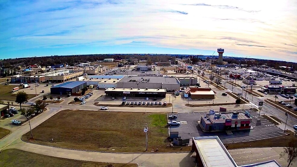 100 N Financial Ter, Mustang, OK for sale - Building Photo - Image 2 of 6