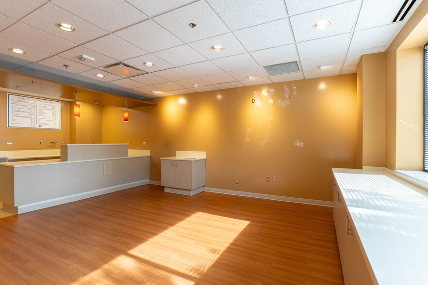 20255 Victor Pky, Livonia, MI for lease - Building Photo - Image 2 of 29