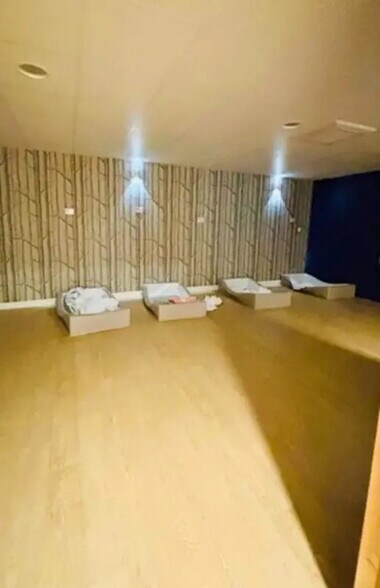 Retail in Saint-Germain-en-Laye for lease - Interior Photo - Image 3 of 6