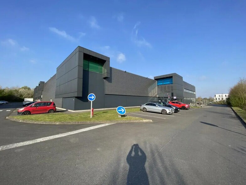 Office in Lesquin for lease - Building Photo - Image 2 of 8