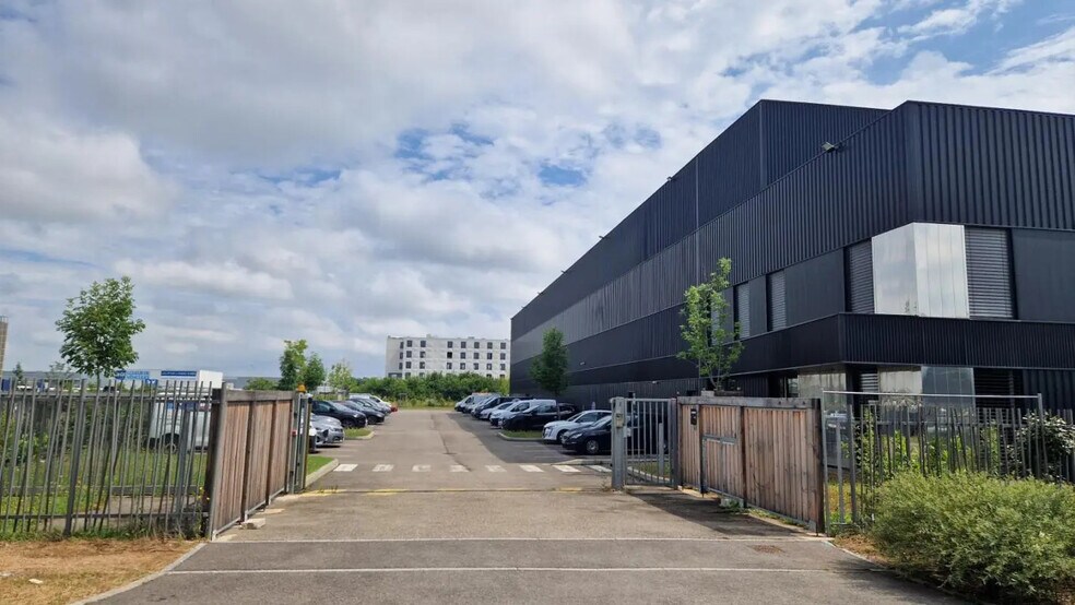 Office in Genas for lease - Building Photo - Image 3 of 14