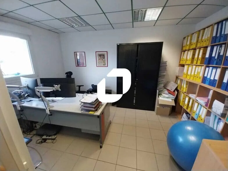 Office in Eysines for sale - Interior Photo - Image 1 of 8