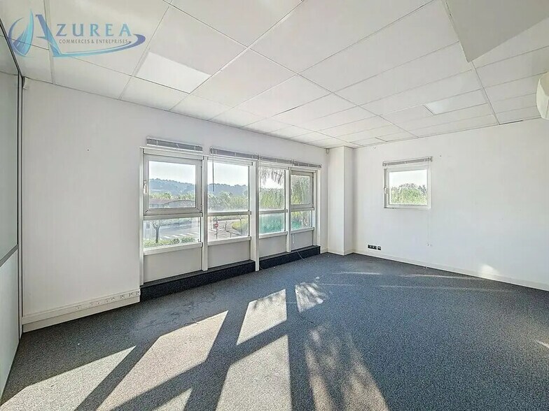 Office in Mandelieu-la-Napoule for lease - Interior Photo - Image 2 of 5