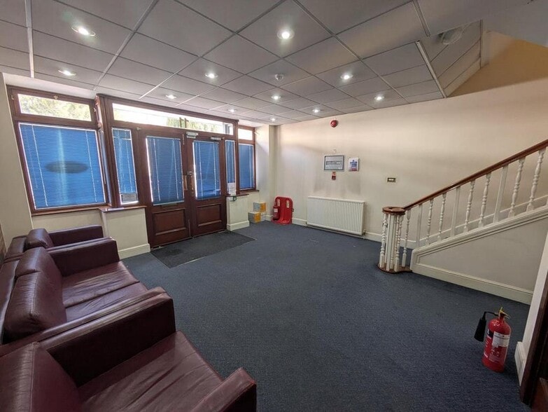 9-15 Windsor St, Chertsey for lease - Building Photo - Image 3 of 12