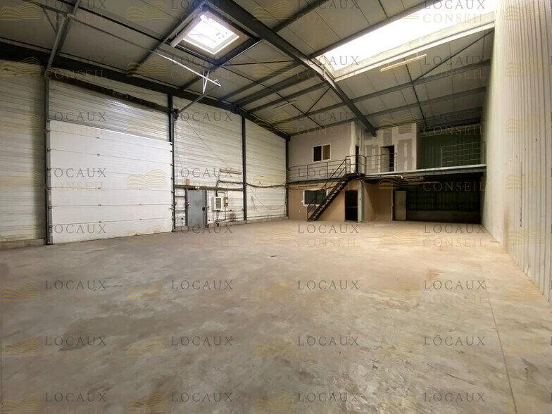 Flex in Magny-en-Vexin for lease - Interior Photo - Image 2 of 8