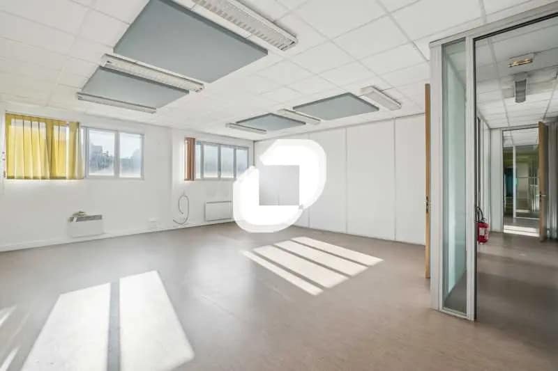 Office in Noisy-le-Sec for lease - Building Photo - Image 2 of 28