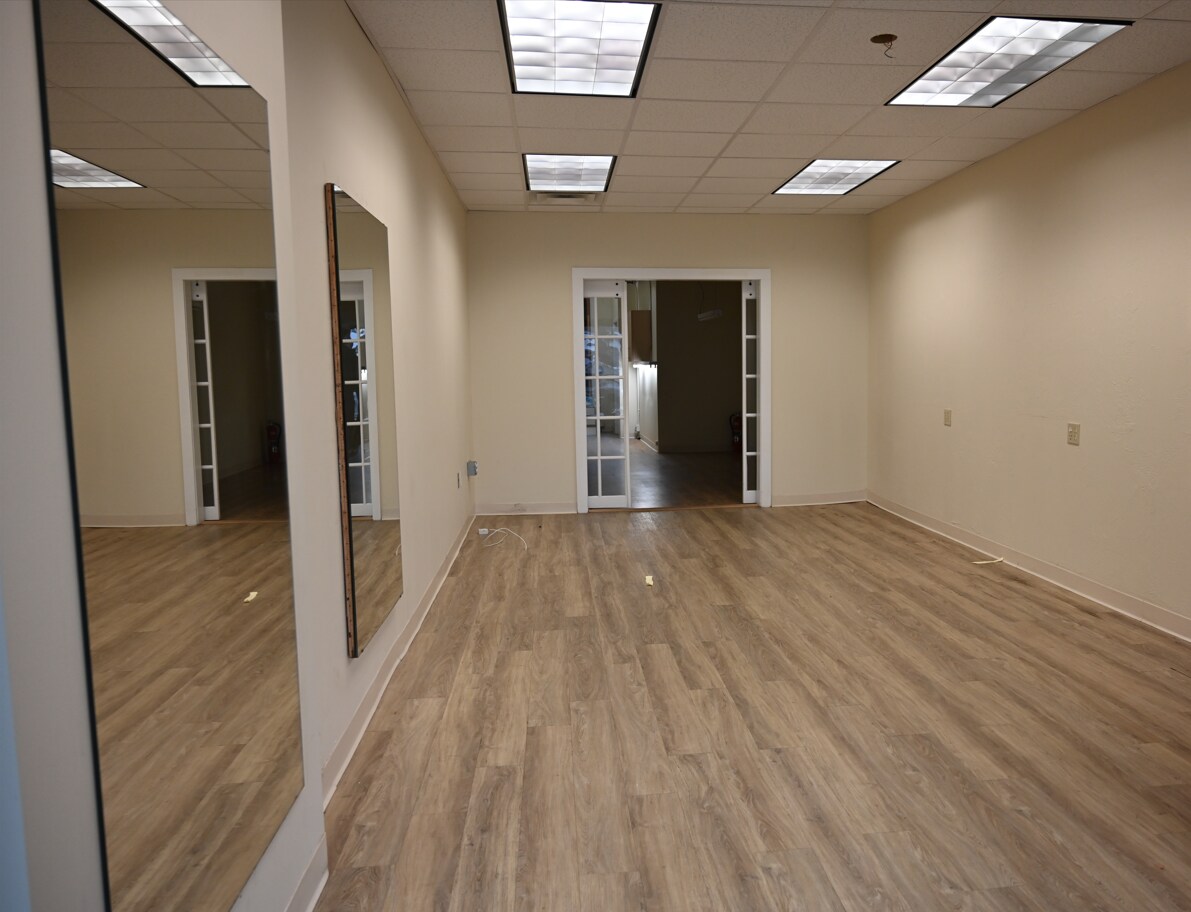 70 Lasalle Rd, West Hartford, CT 06107 Retail for Lease