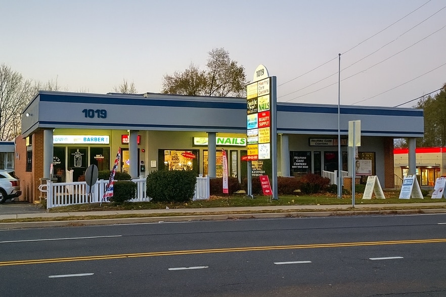 1019 Farmington Ave, Bristol, CT for lease - Building Photo - Image 1 of 6