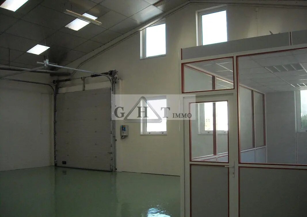 Office in SAINT-OUEN-L'AUMONE for lease Interior Photo- Image 1 of 4