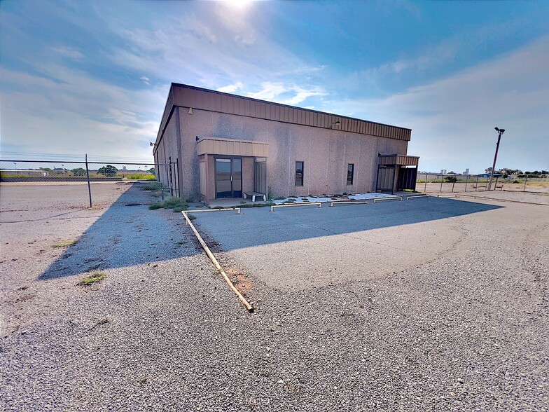 1717 S 28th St, Clinton, OK for lease - Building Photo - Image 3 of 26