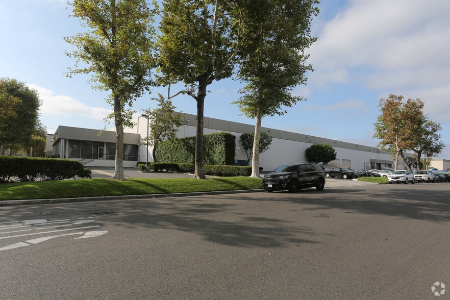2102 Alton Pky, Irvine, CA for lease - Building Photo - Image 2 of 3