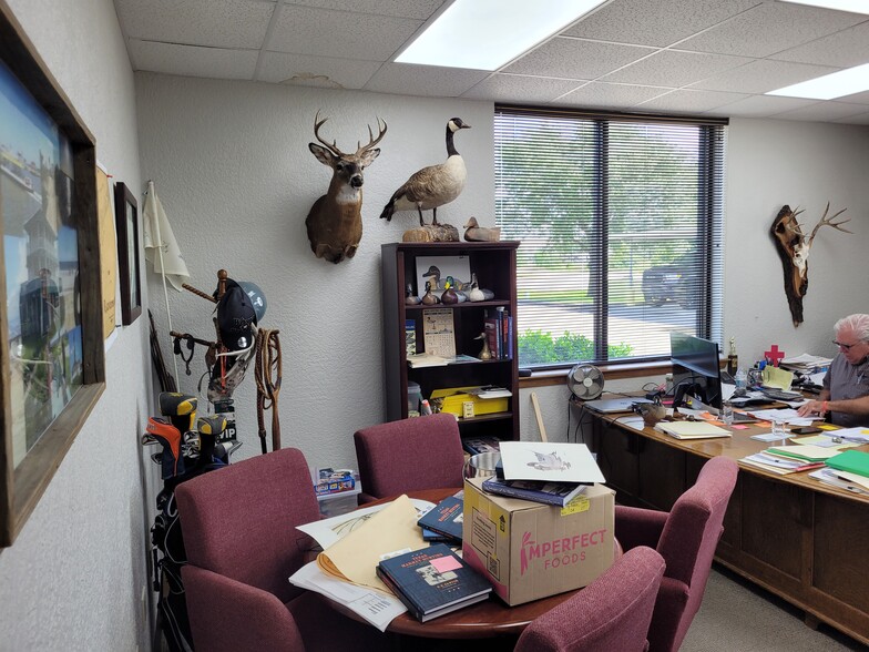 589 Stonegate Dr, Katy, TX for sale - Interior Photo - Image 2 of 7