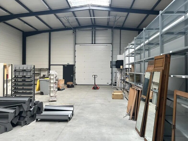 Flex in Saint-Aignan-Grandlieu for lease - Interior Photo - Image 2 of 7