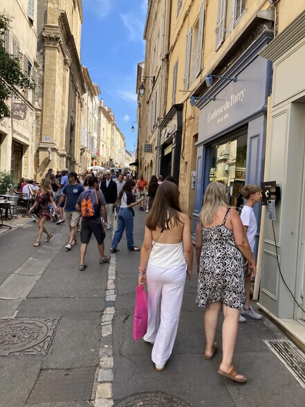 Retail in Aix-en-Provence for lease - Building Photo - Image 1 of 2
