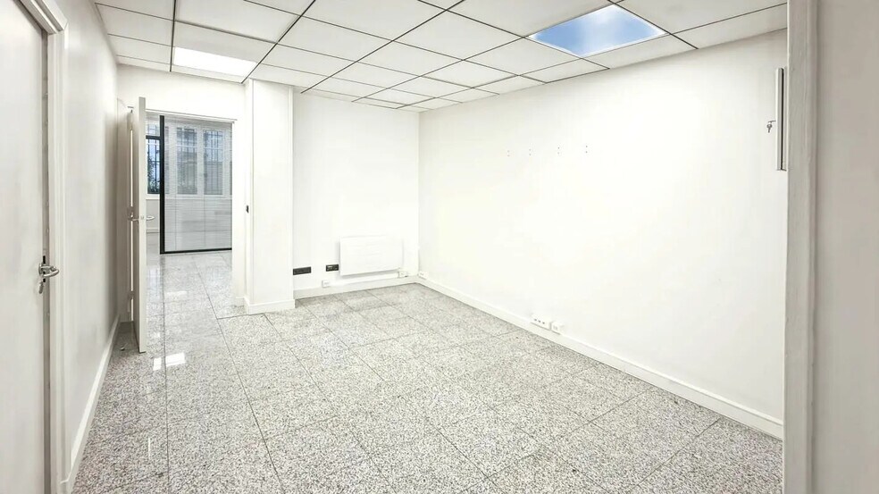 Office in Paris for lease - Building Photo - Image 3 of 8
