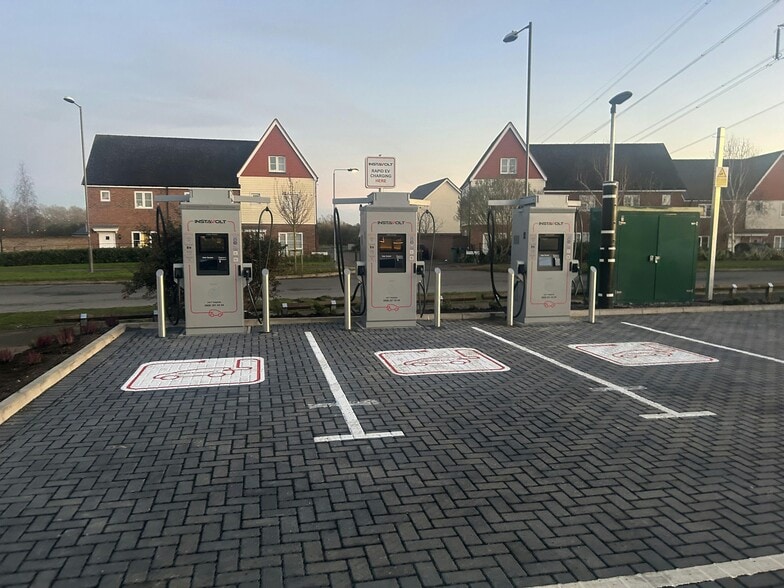 100 Sir Henry Lee Crescent, Aylesbury for sale - Building Photo - Image 3 of 15