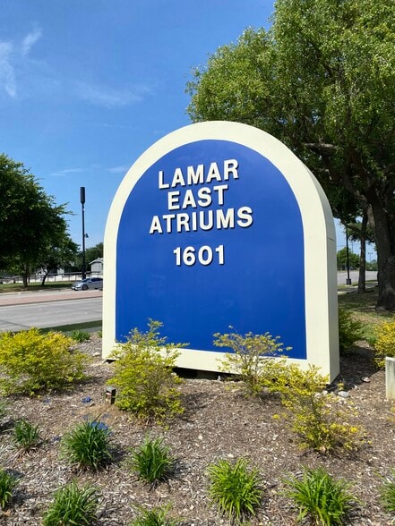 1601 E Lamar Blvd, Arlington, TX for lease - Pylon Photo - Image 2 of 12