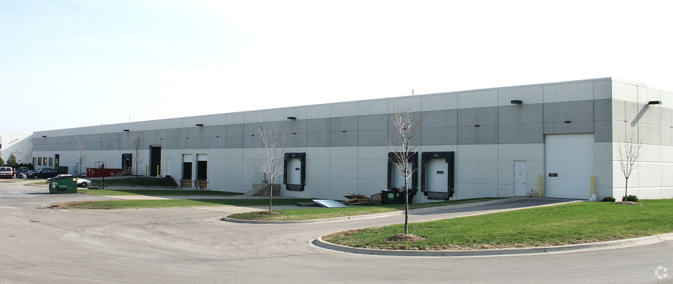 2400-2420 Vantage Dr, Elgin, IL for lease - Building Photo - Image 2 of 4