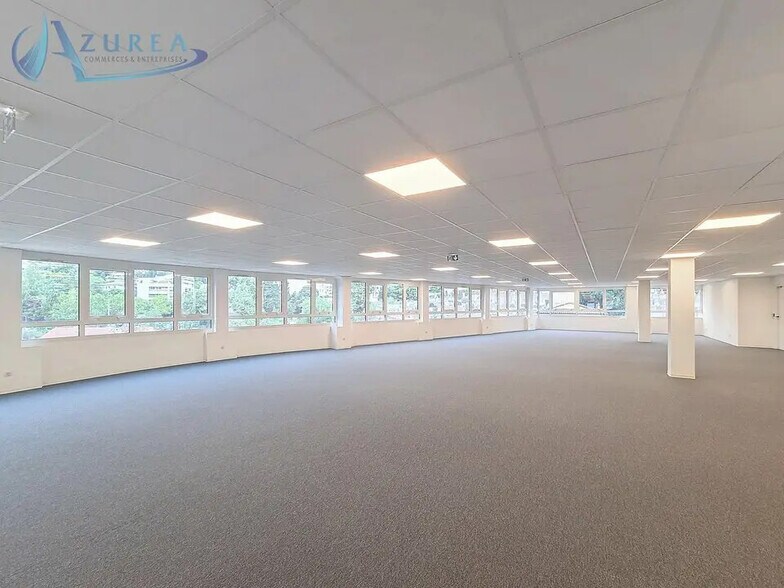 Office in Le Cannet for lease - Interior Photo - Image 3 of 8