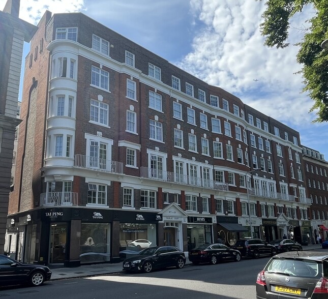 117-135 Fulham Rd, London for lease - Building Photo - Image 2 of 11