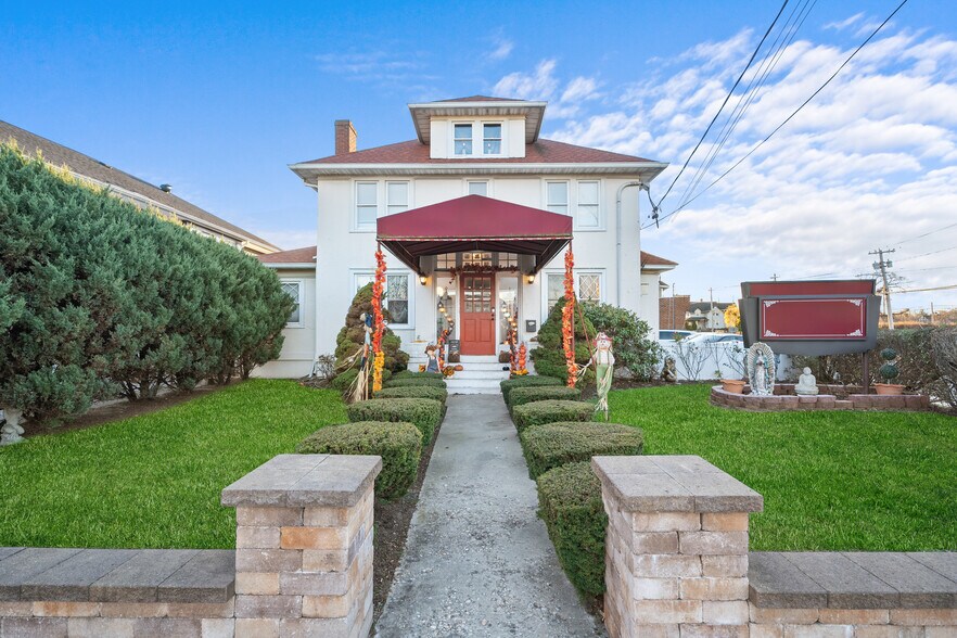 70 Park Ave, Bay Shore, NY for sale - Building Photo - Image 1 of 34