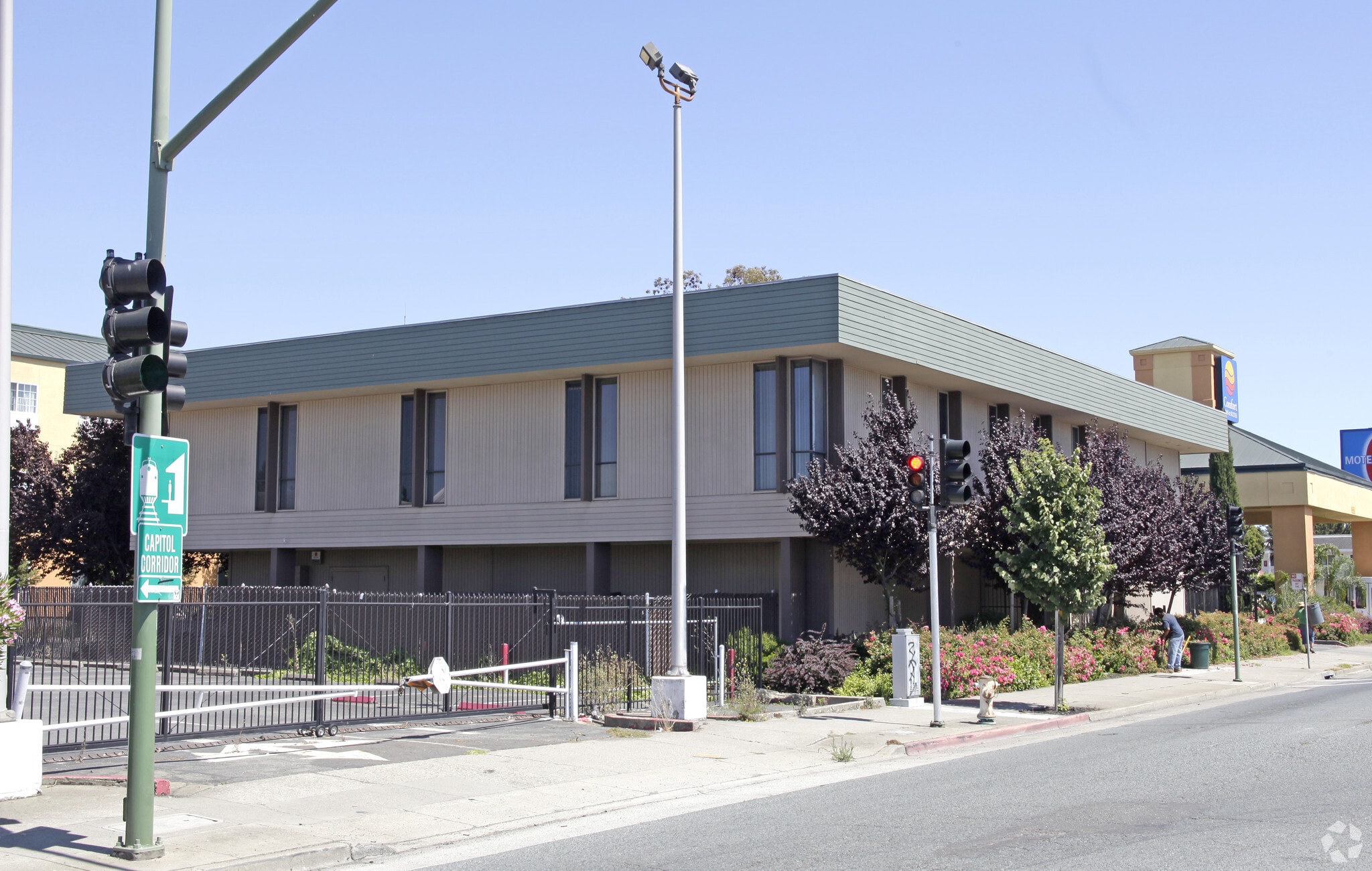 8450 Edes Ave, Oakland, CA for lease Building Photo- Image 1 of 6