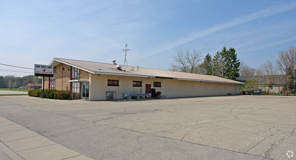 137 Sandy Beach Rd, Lake Mills, WI for sale - Building Photo - Image 2 of 6