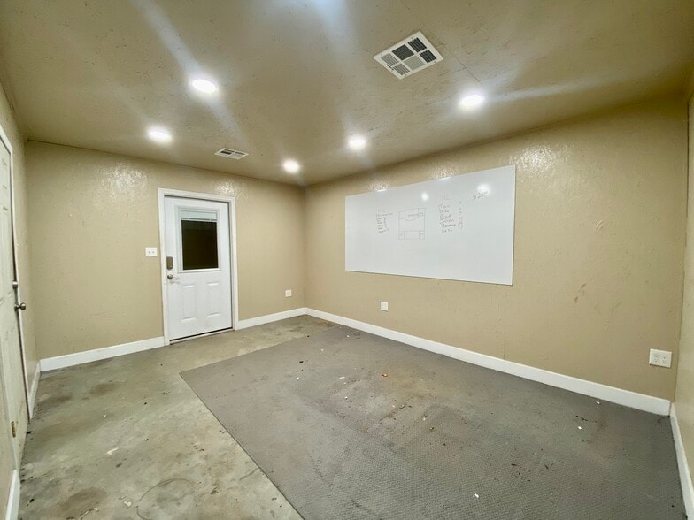 6556-6560 Westwood Blvd, Beaumont, TX for lease - Building Photo - Image 3 of 17