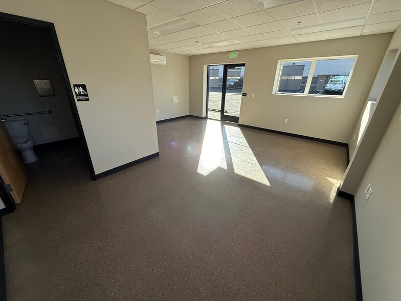 20723 Brinson Blvd, Bend, OR for lease - Building Photo - Image 3 of 12