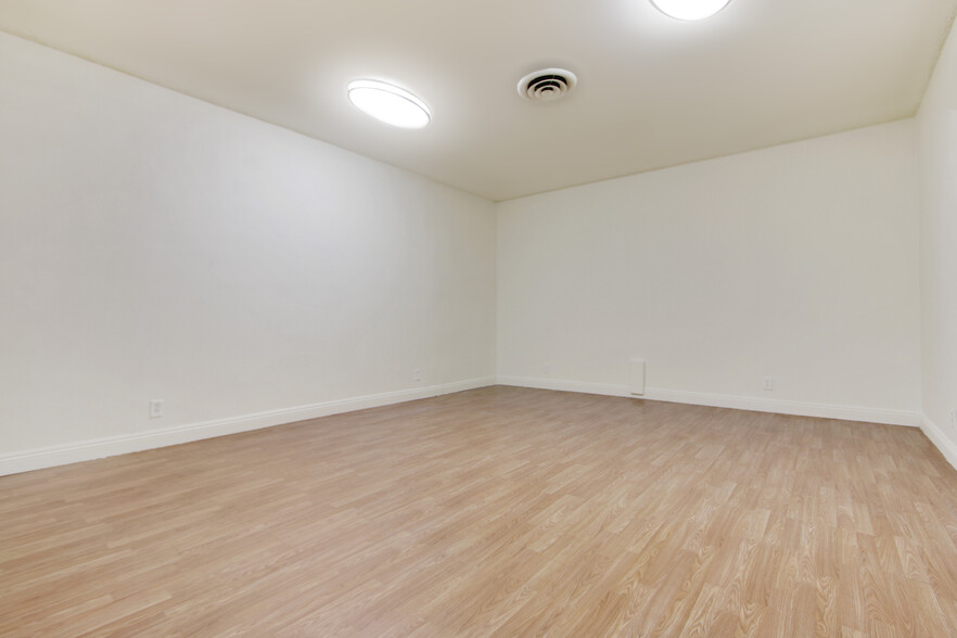 13615 Victory Blvd, Van Nuys, CA for lease - Interior Photo - Image 2 of 6