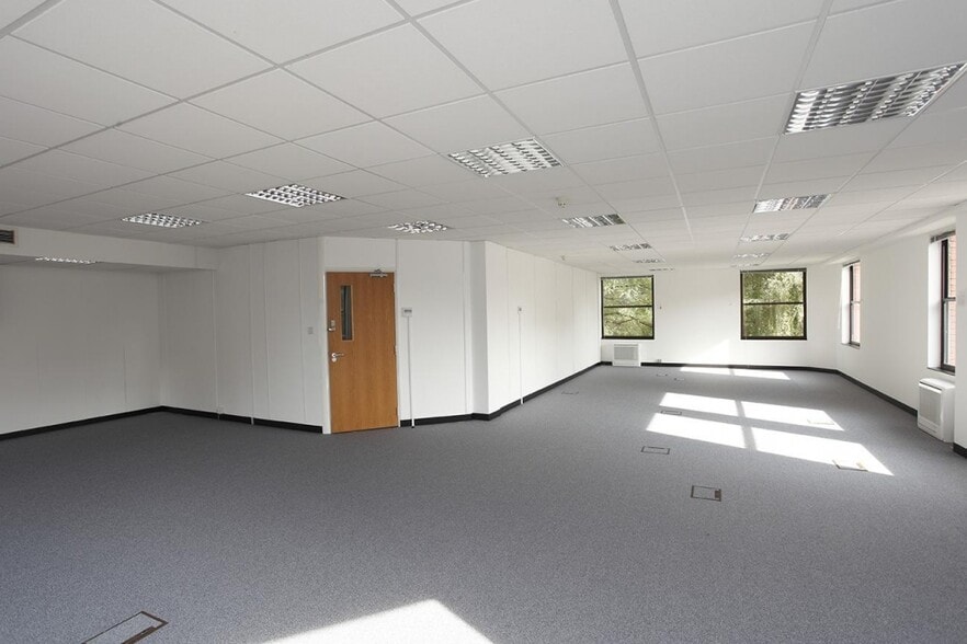 2 Station Rd, Swindon for lease - Interior Photo - Image 2 of 12