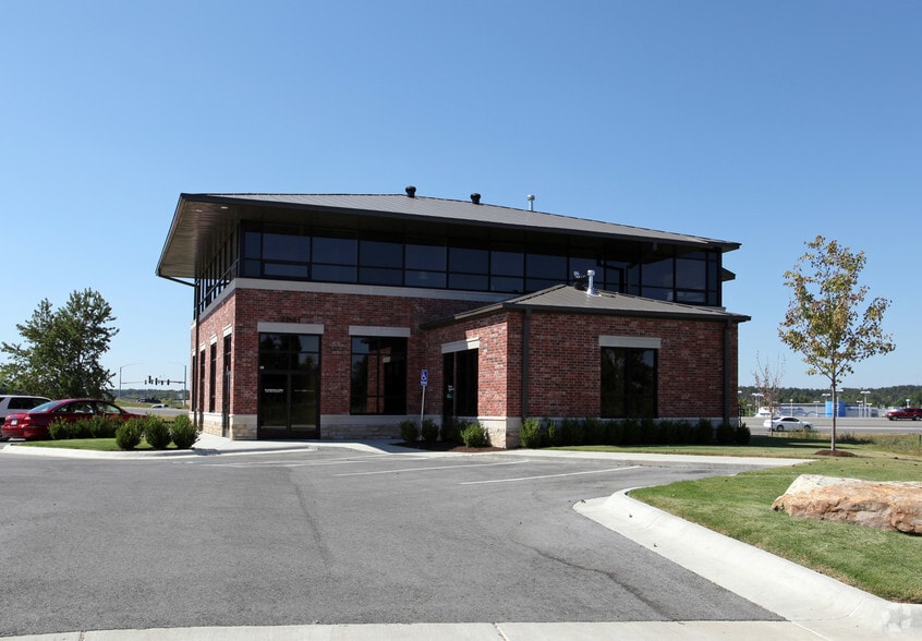 2961 N Point Cir, Fayetteville, AR for lease - Building Photo - Image 3 of 19