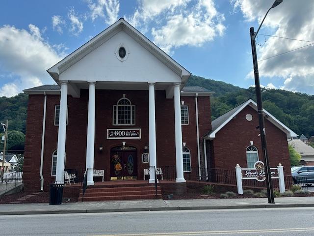 205 W Kentucky Ave, Pineville, KY for sale - Primary Photo - Image 1 of 16