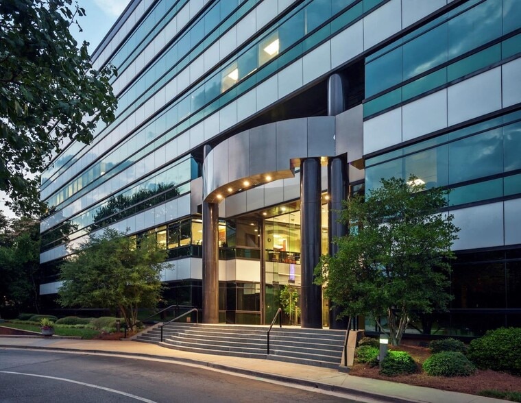 5505 Peachtree Dunwoody Rd NE, Atlanta, GA for lease - Building Photo - Image 2 of 10