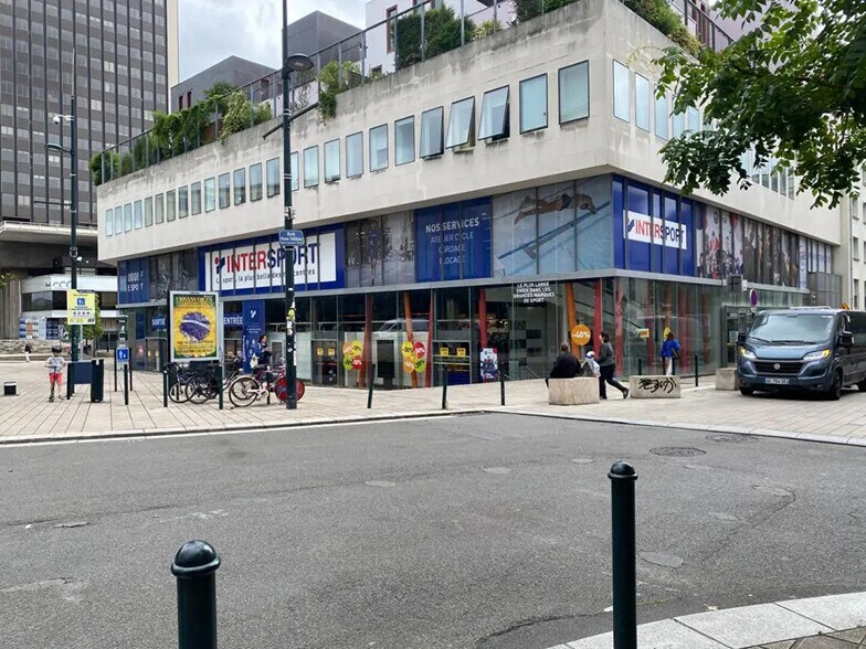 Retail in Nantes for lease - Building Photo - Image 2 of 6