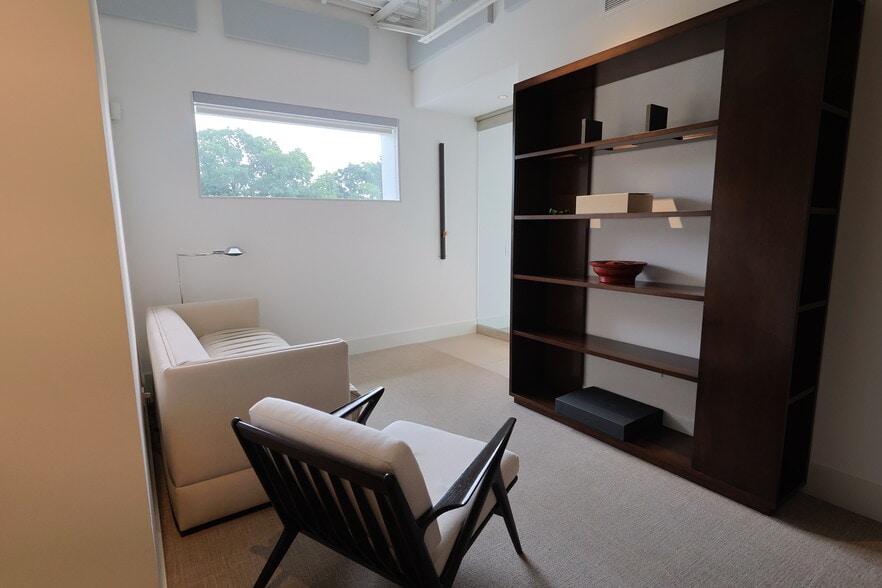 1111 Lagoon Dr, Dallas, TX for sale - Interior Photo - Image 3 of 13