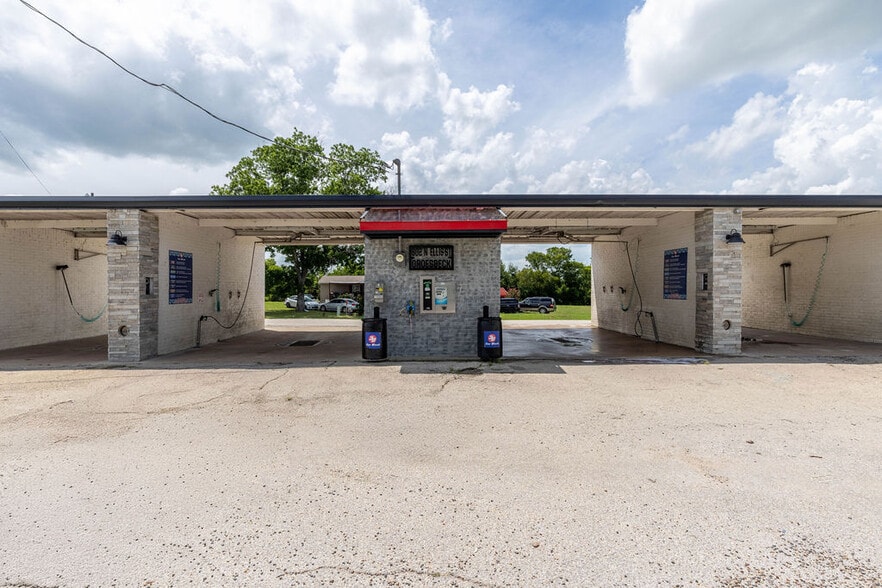 617 N Ellis St, Groesbeck, TX for sale - Building Photo - Image 2 of 33