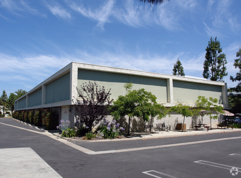 2426 Townsgate Rd, Westlake Village, CA for lease - Building Photo - Image 2 of 2