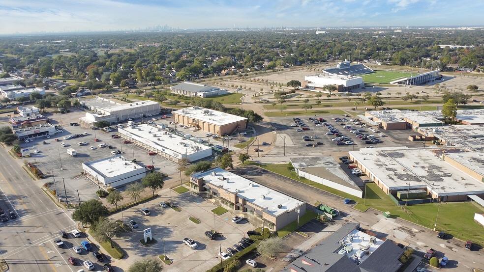 4001 Spencer Hwy, Pasadena, TX for lease - Building Photo - Image 2 of 9