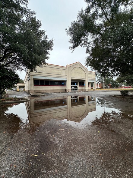 1422 E Pass Rd, Gulfport, MS for lease - Building Photo - Image 1 of 9