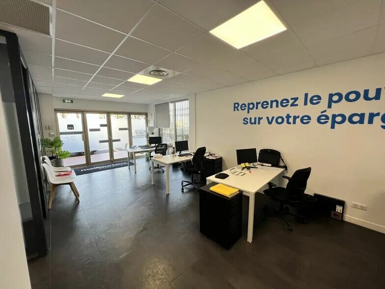 Retail in Cannes for sale - Interior Photo - Image 2 of 3