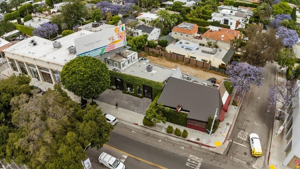 352 N Robertson Blvd, West Hollywood, CA for lease - Building Photo - Image 3 of 6
