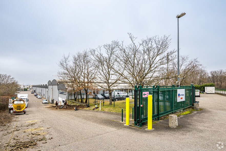 9 Rue Du Dauphiné, Saint-Priest for lease - Building Photo - Image 2 of 36