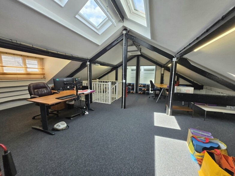 56-58 Crewys Rd, London for lease - Interior Photo - Image 3 of 8