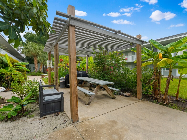 Parklane Condos portfolio of 3 properties for sale on LoopNet.com - Building Photo - Image 3 of 73