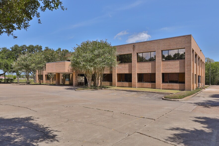 3828 Hughes Ct, Dickinson, TX for sale - Building Photo - Image 3 of 12