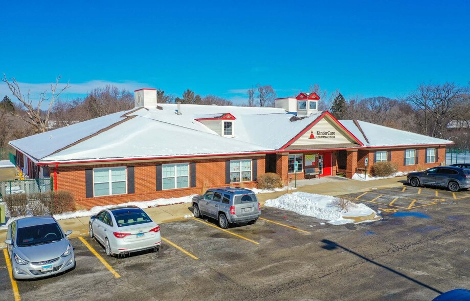 100 Pfund Ct, Oswego, IL for sale - Building Photo - Image 1 of 1