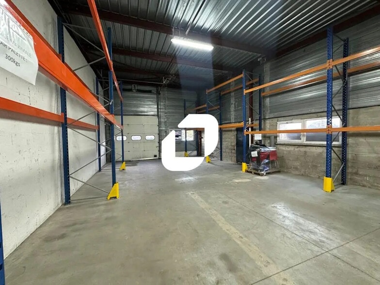 Office in Chelles for lease - Interior Photo - Image 2 of 7