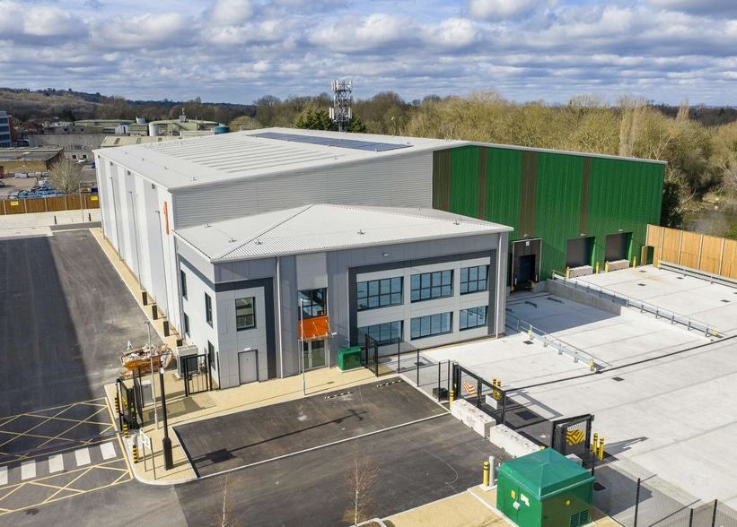 The Causeway, Staines for lease - Primary Photo - Image 1 of 1